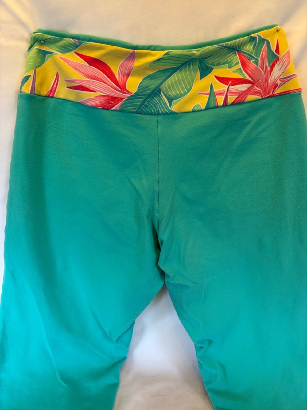 TURQUOISE WOMEN’s CAPRI YOGA LEGGINGS WITH TROPICAL PRINT WAISTBAND - - Picture 5 of 12